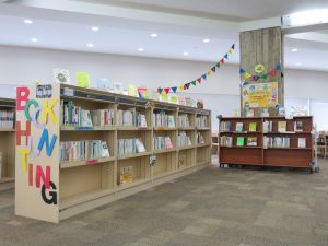 「BOOK HUNTING 2020」で選ばれた図書が展示されている状況